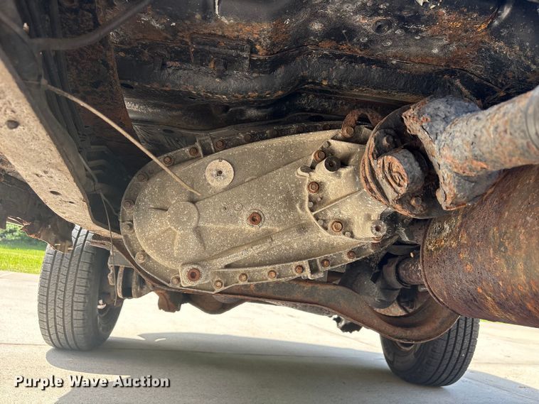 image for item EU7498 2011 Ford F350 Super Duty pickup truck cab and chassis