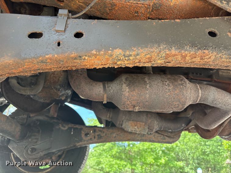 image for item EU7498 2011 Ford F350 Super Duty pickup truck cab and chassis