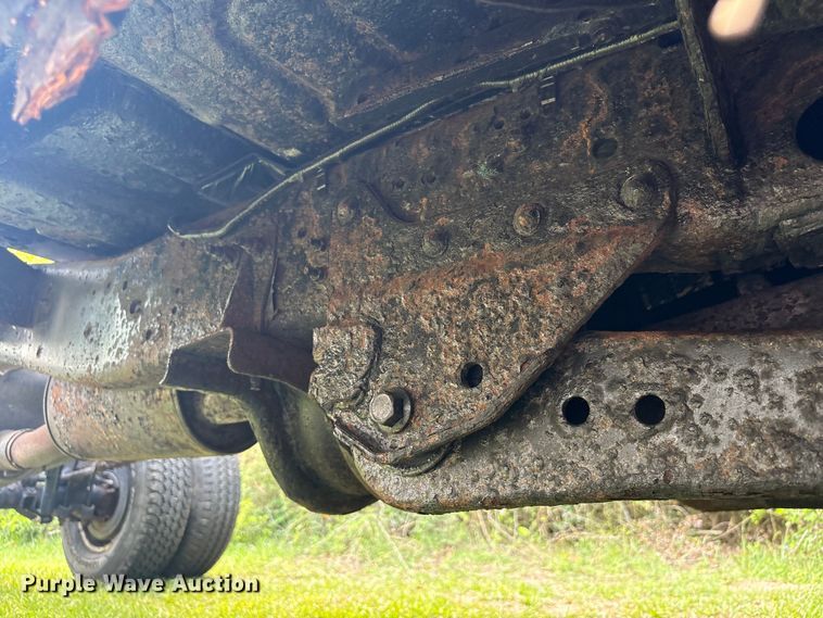 image for item EU7498 2011 Ford F350 Super Duty pickup truck cab and chassis