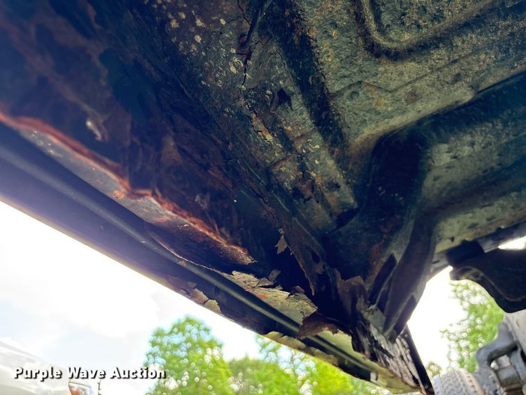 image for item EU7498 2011 Ford F350 Super Duty pickup truck cab and chassis