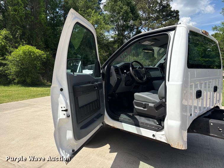 image for item EU7498 2011 Ford F350 Super Duty pickup truck cab and chassis