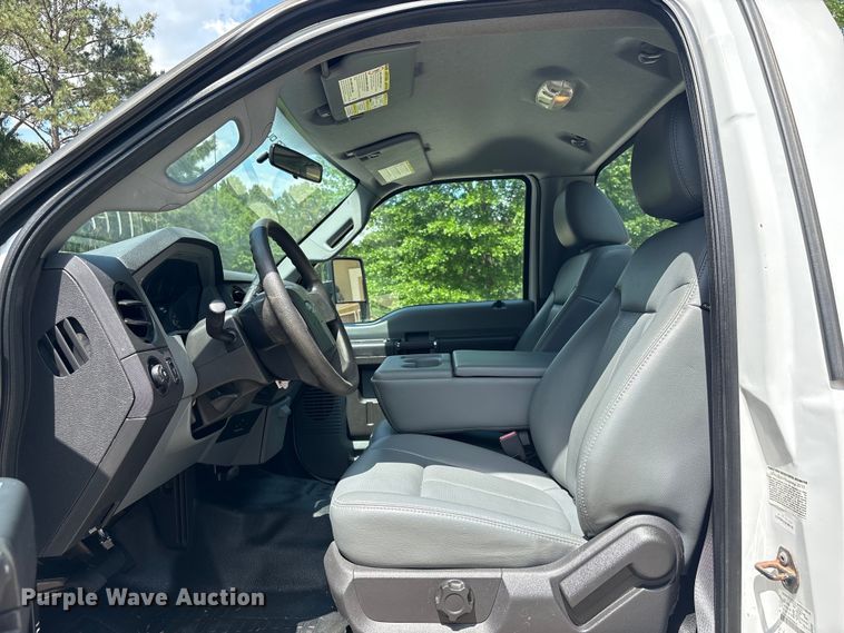 image for item EU7498 2011 Ford F350 Super Duty pickup truck cab and chassis