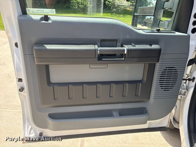 image for item EU7498 2011 Ford F350 Super Duty pickup truck cab and chassis