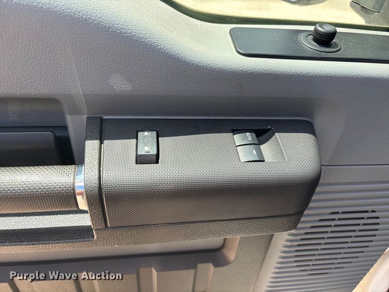 image for item EU7498 2011 Ford F350 Super Duty pickup truck cab and chassis