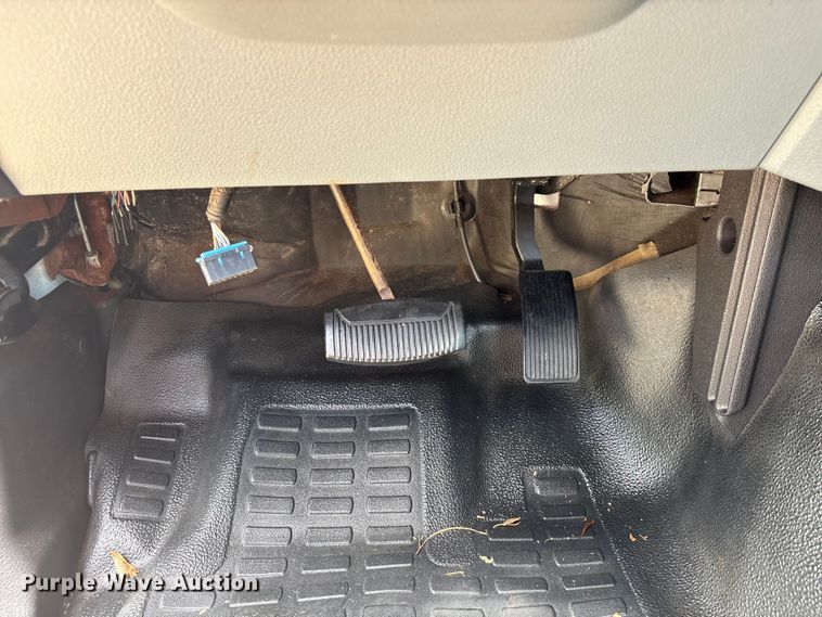 image for item EU7498 2011 Ford F350 Super Duty pickup truck cab and chassis