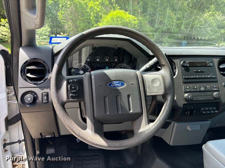 image for item EU7498 2011 Ford F350 Super Duty pickup truck cab and chassis