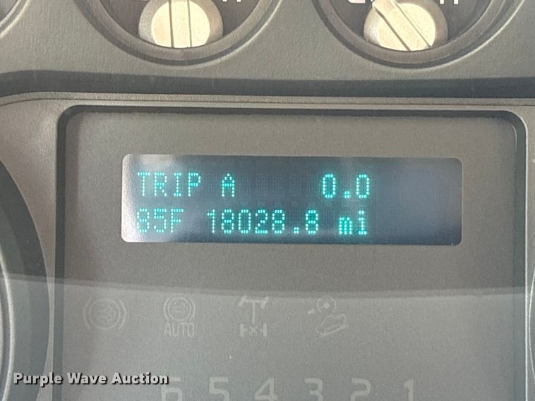 image for item EU7498 2011 Ford F350 Super Duty pickup truck cab and chassis