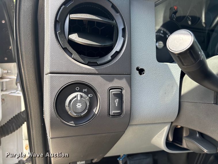 image for item EU7498 2011 Ford F350 Super Duty pickup truck cab and chassis