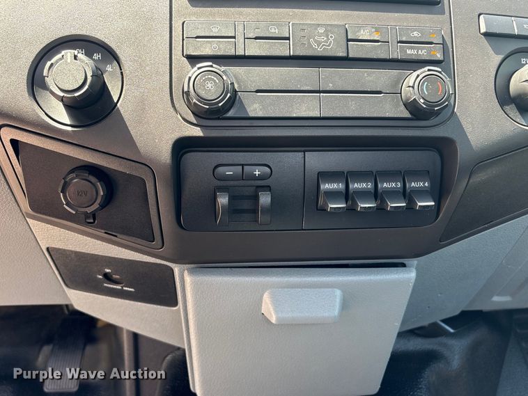 image for item EU7498 2011 Ford F350 Super Duty pickup truck cab and chassis