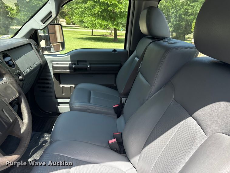 image for item EU7498 2011 Ford F350 Super Duty pickup truck cab and chassis