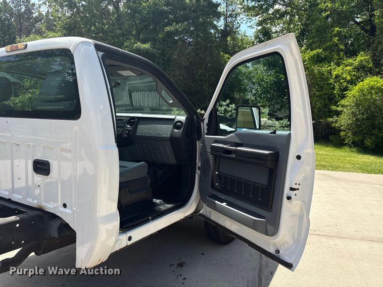 image for item EU7498 2011 Ford F350 Super Duty pickup truck cab and chassis