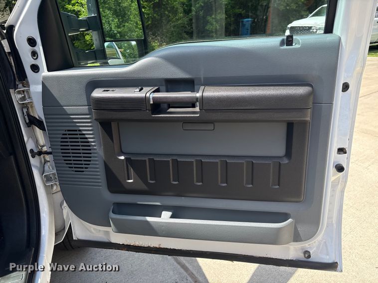 image for item EU7498 2011 Ford F350 Super Duty pickup truck cab and chassis