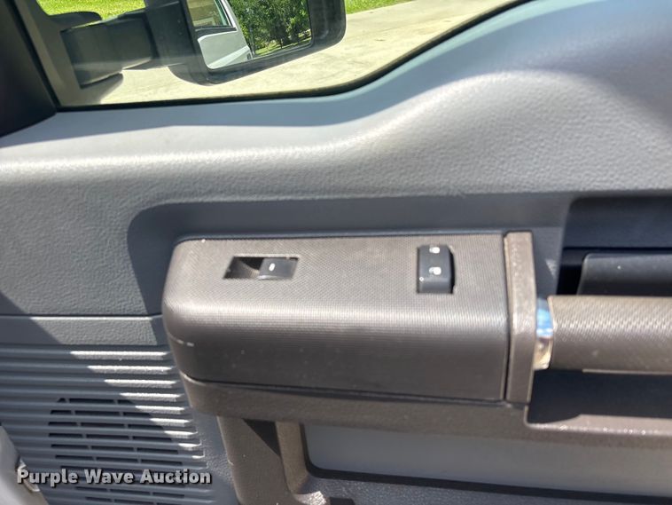 image for item EU7498 2011 Ford F350 Super Duty pickup truck cab and chassis