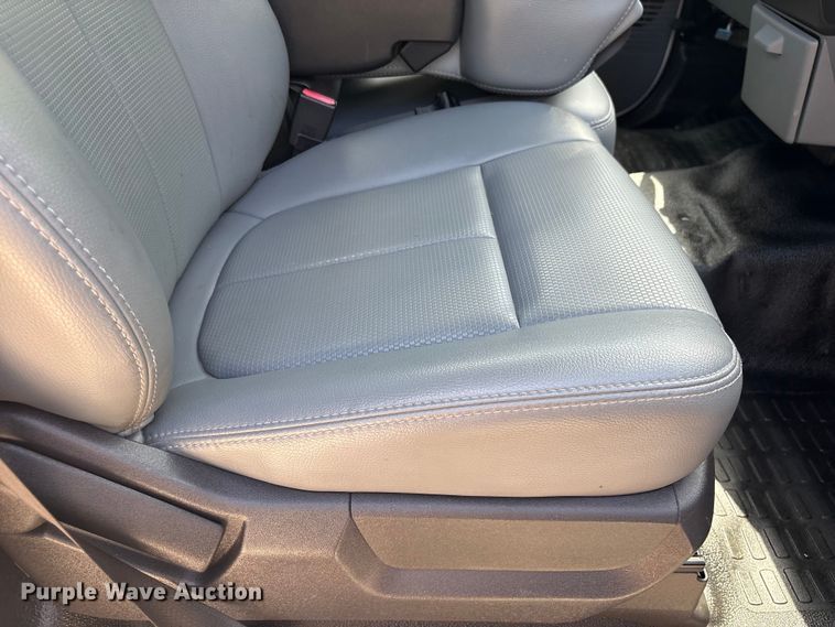 image for item EU7498 2011 Ford F350 Super Duty pickup truck cab and chassis