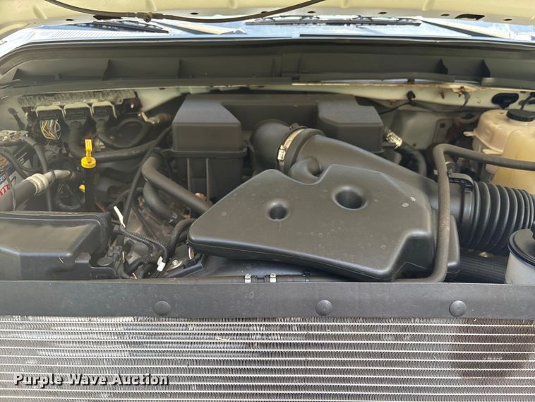 image for item EU7498 2011 Ford F350 Super Duty pickup truck cab and chassis