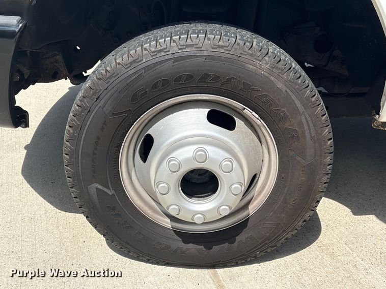 image for item EU7498 2011 Ford F350 Super Duty pickup truck cab and chassis