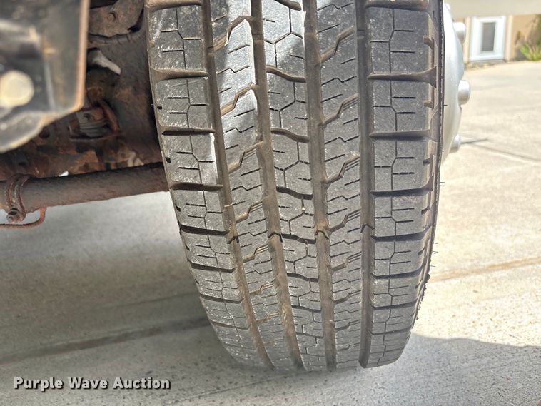 image for item EU7498 2011 Ford F350 Super Duty pickup truck cab and chassis