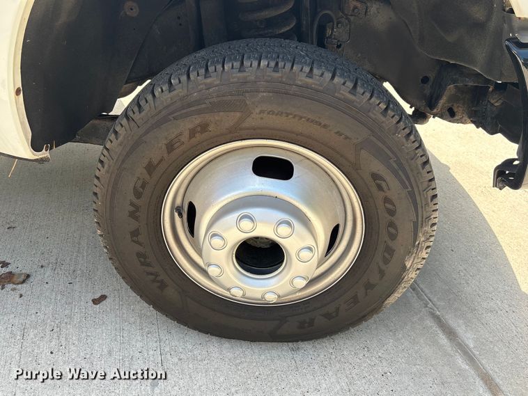 image for item EU7498 2011 Ford F350 Super Duty pickup truck cab and chassis