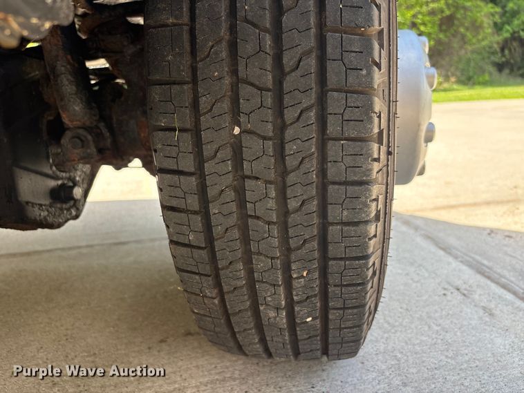 image for item EU7498 2011 Ford F350 Super Duty pickup truck cab and chassis