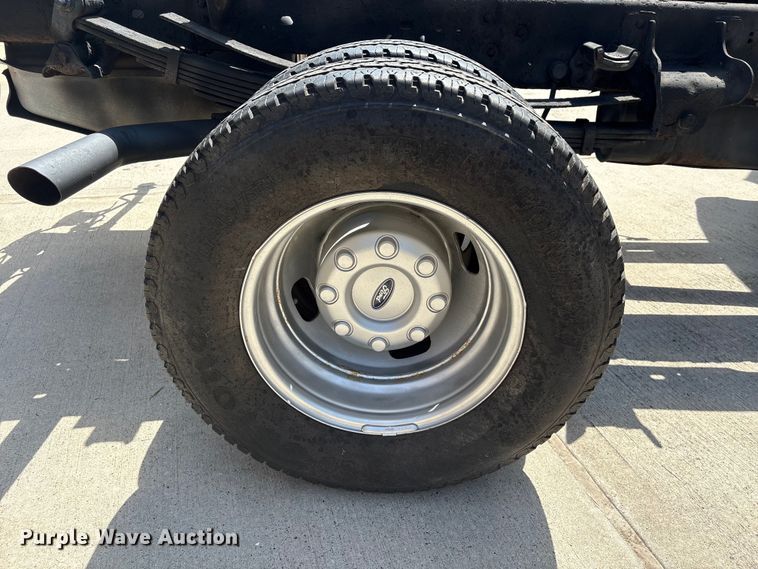 image for item EU7498 2011 Ford F350 Super Duty pickup truck cab and chassis