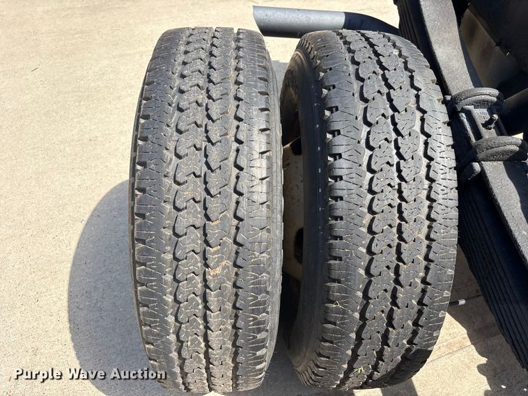 image for item EU7498 2011 Ford F350 Super Duty pickup truck cab and chassis