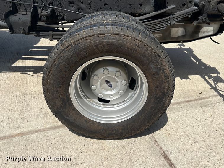 image for item EU7498 2011 Ford F350 Super Duty pickup truck cab and chassis