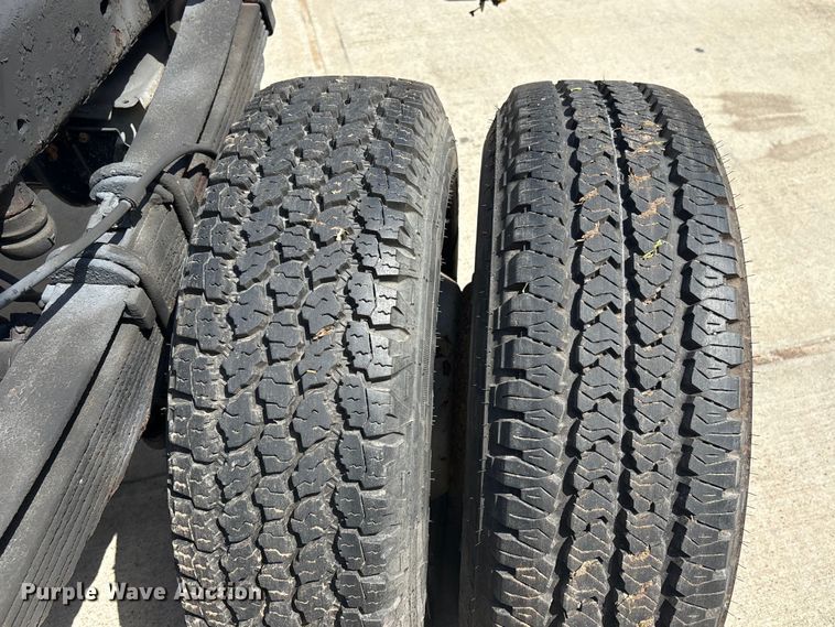 image for item EU7498 2011 Ford F350 Super Duty pickup truck cab and chassis