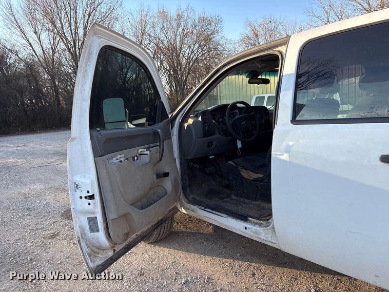 image for item EV2752 2013 Chevrolet Silverado 2500HD Crew Cab pickup truck