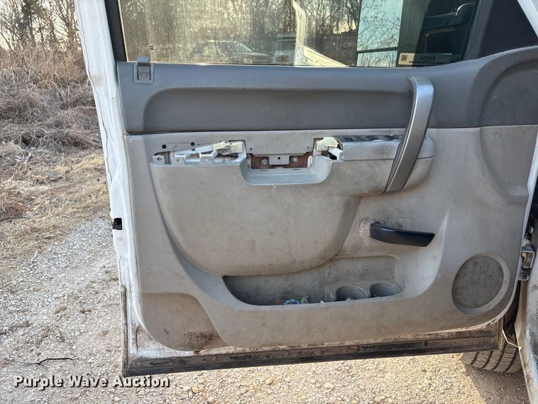 image for item EV2752 2013 Chevrolet Silverado 2500HD Crew Cab pickup truck