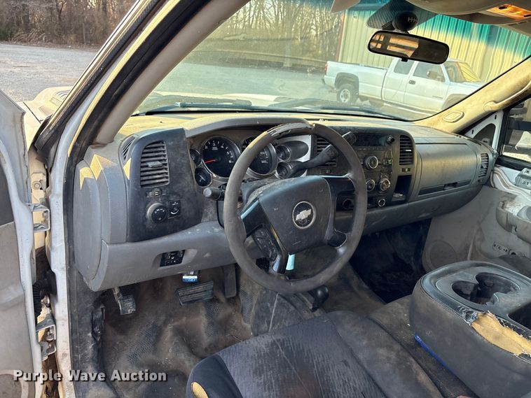 image for item EV2752 2013 Chevrolet Silverado 2500HD Crew Cab pickup truck