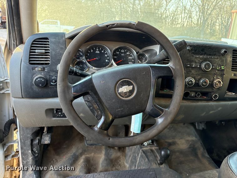 image for item EV2752 2013 Chevrolet Silverado 2500HD Crew Cab pickup truck