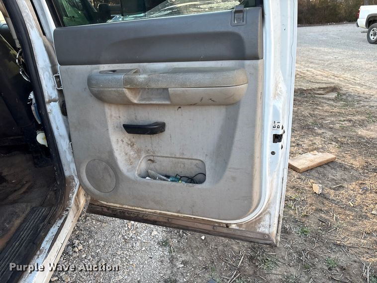 image for item EV2752 2013 Chevrolet Silverado 2500HD Crew Cab pickup truck