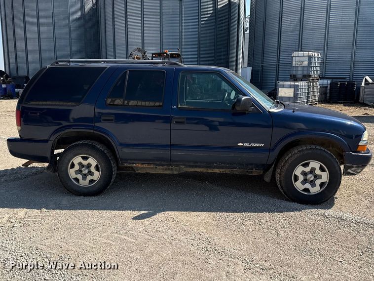 image for item EV7667 2003 Chevrolet Blazer SUV