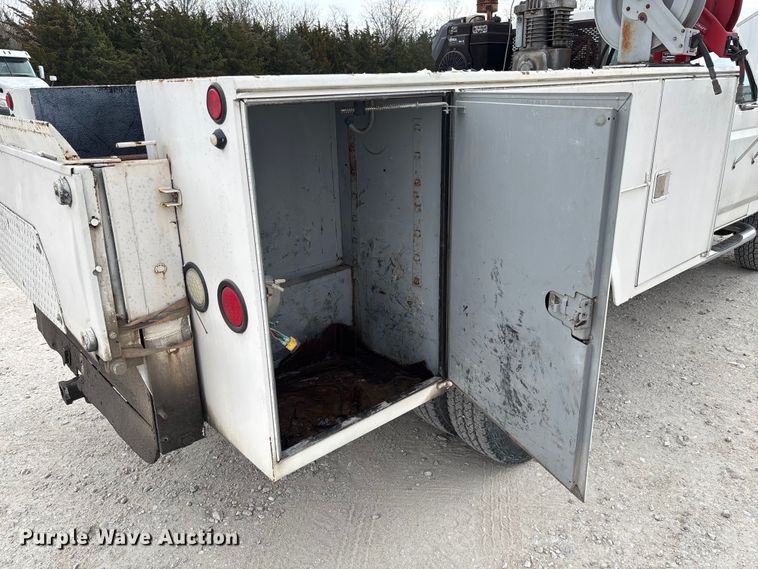 image for item FB3304 1992 Ford F450 Super Duty utility / service truck