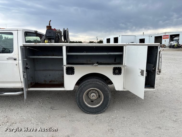 image for item FB3304 1992 Ford F450 Super Duty utility / service truck