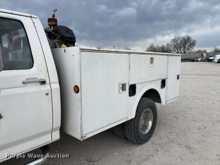 image for item FB3304 1992 Ford F450 Super Duty utility / service truck