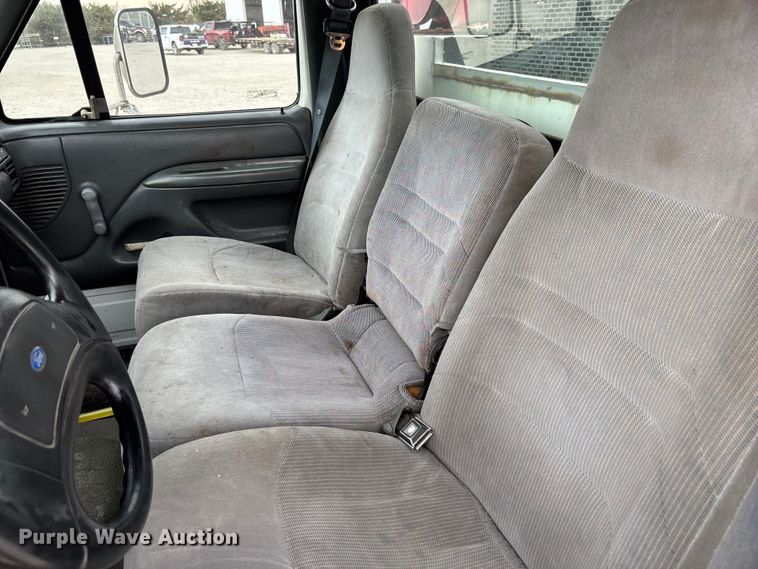 image for item FB3304 1992 Ford F450 Super Duty utility / service truck