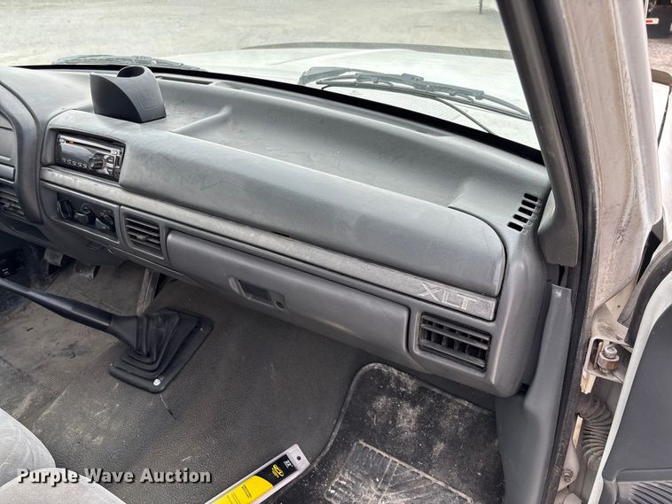 image for item FB3304 1992 Ford F450 Super Duty utility / service truck