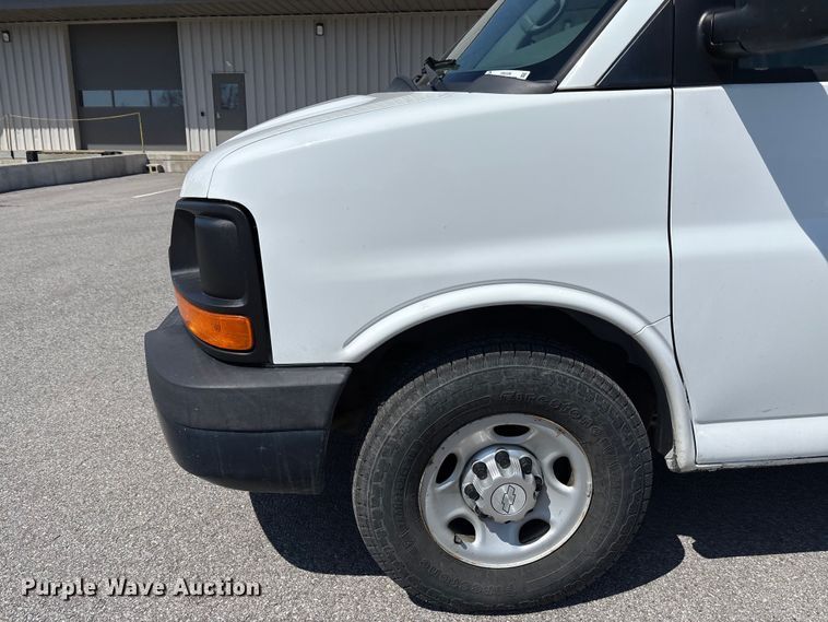 image for item FB3336 2015 Chevrolet Express G3500 box truck