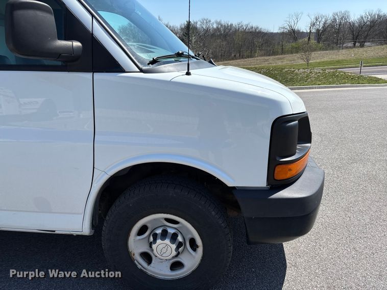 image for item FB3336 2015 Chevrolet Express G3500 box truck