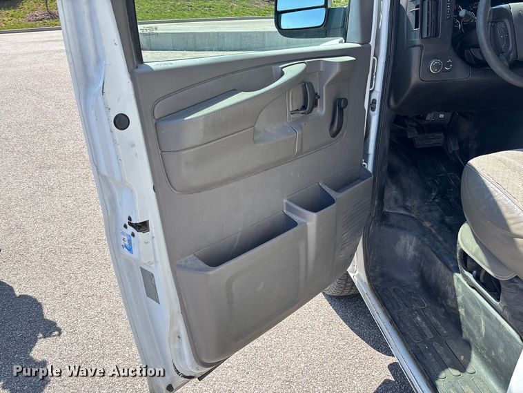 image for item FB3336 2015 Chevrolet Express G3500 box truck