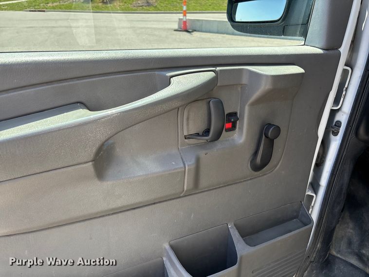 image for item FB3336 2015 Chevrolet Express G3500 box truck