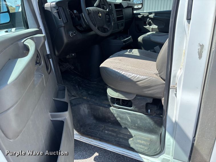 image for item FB3336 2015 Chevrolet Express G3500 box truck