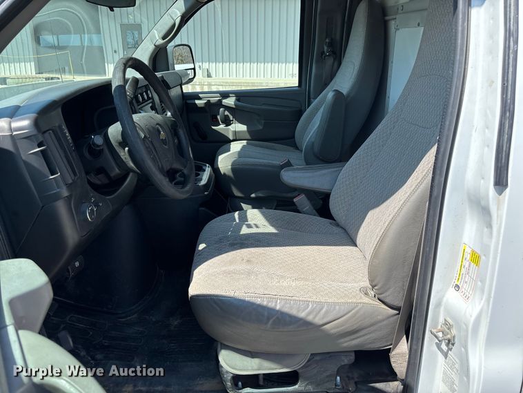 image for item FB3336 2015 Chevrolet Express G3500 box truck