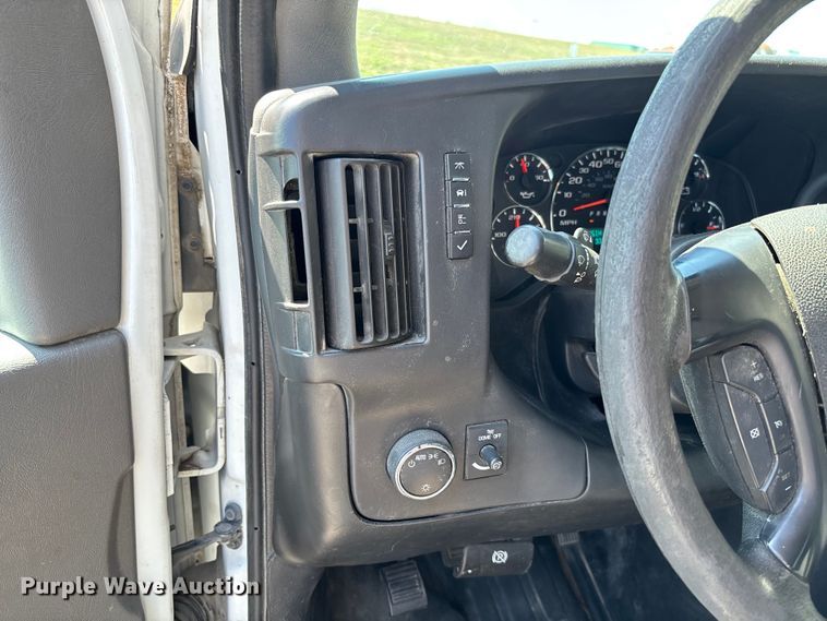 image for item FB3336 2015 Chevrolet Express G3500 box truck