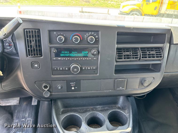 image for item FB3336 2015 Chevrolet Express G3500 box truck