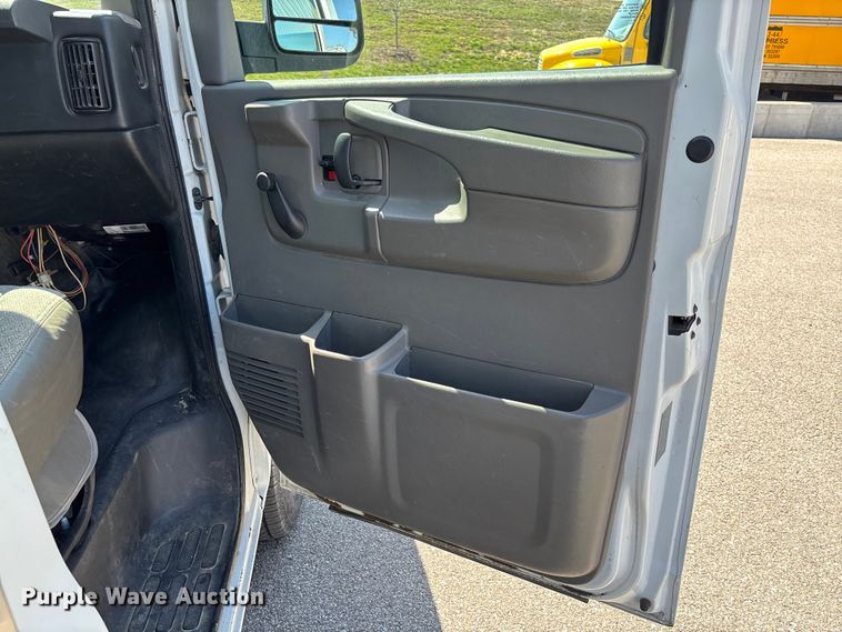 image for item FB3336 2015 Chevrolet Express G3500 box truck