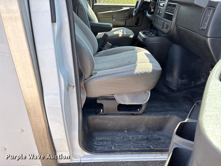 image for item FB3336 2015 Chevrolet Express G3500 box truck