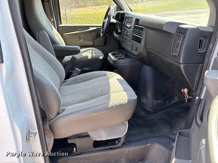 image for item FB3336 2015 Chevrolet Express G3500 box truck