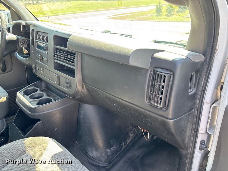 image for item FB3336 2015 Chevrolet Express G3500 box truck